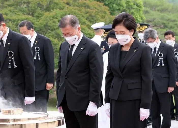  6月6日，文在寅和夫人金正淑在首尔铜雀洞国立显忠院举行的第66届阵亡将士纪念日纪念仪式上默哀图：韩联社