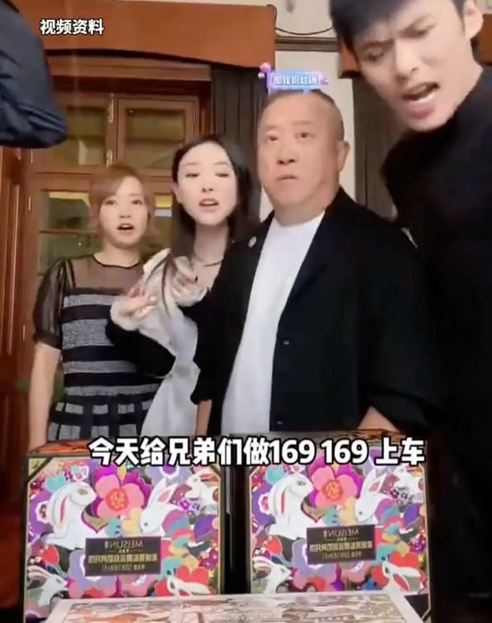 72岁曾志伟和25岁女星合影，姿势不雅惹争议！此前曾因给电诈头目庆生道歉