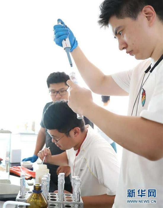 这是盘锦光合蟹业有限公司实验室的工作人员在进行标本分析（7月16日摄）。新华社记者 姚剑锋 摄