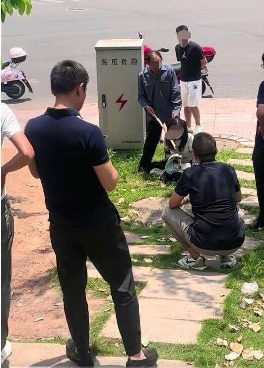 男子在街头挟持一女孩。图据网友视频截图
