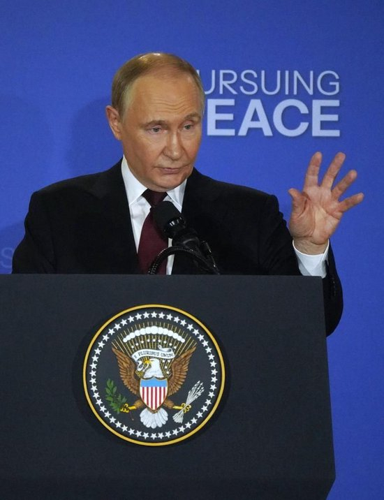 8月15日，俄罗斯总统普京与美国总统特朗普（未在画面中）在美国阿拉斯加州安克雷奇市埃尔门多夫-理查森联合军事基地举行会晤后共同出席联合记者会。新华社记者吴晓凌摄