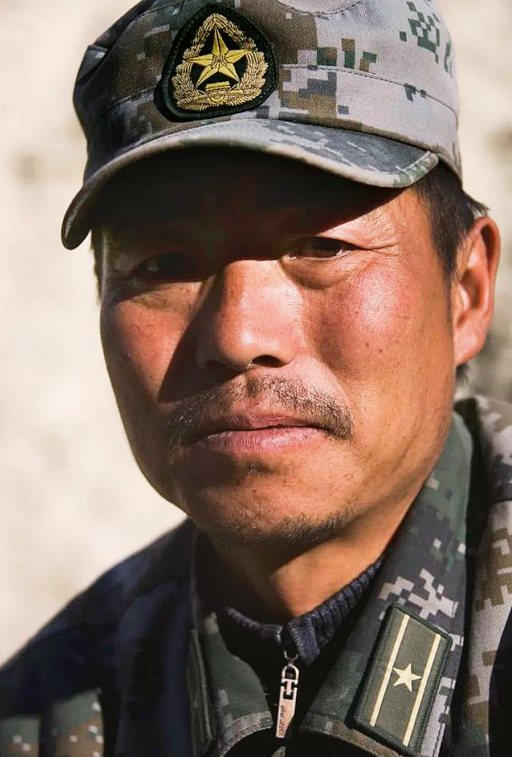  ·团长祁发宝在前出交涉和激烈斗争中，身负重伤。