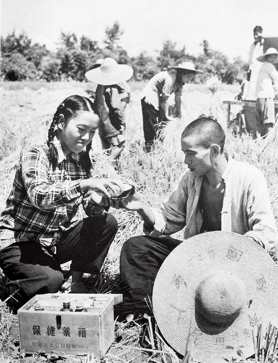 20世纪50年代，经过训练的不脱产卫生人员，是专业卫生院人员的有力助手。图/FOTOE