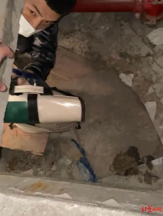 ▲在狭小且脏的管道天井中蹲守一个多小时，最终找到丢失猫咪的张展飞