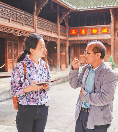 本报记者在猴场会议会址采访专家。涂 敏摄（人民视觉）