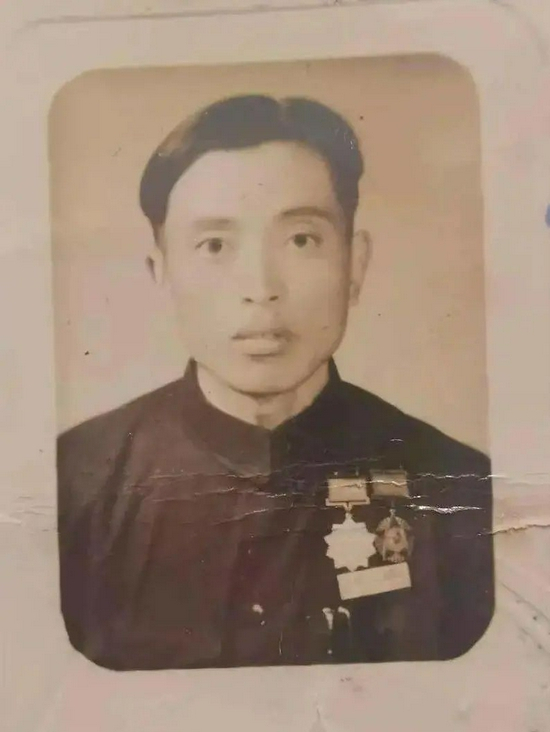 年轻时的吴茂和