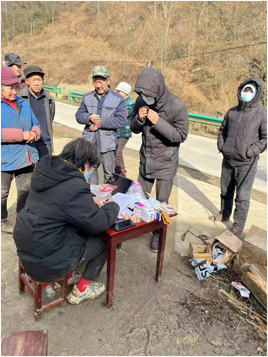  陕西汉中市某村给村民派发药品 供图/郑宏彬
