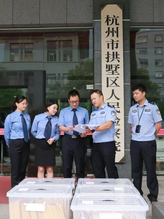  公安机关将该案移送检察院，检察官接收该案案卷