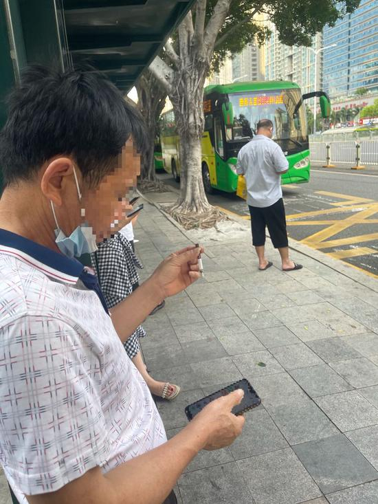 一名男子在站台抽烟