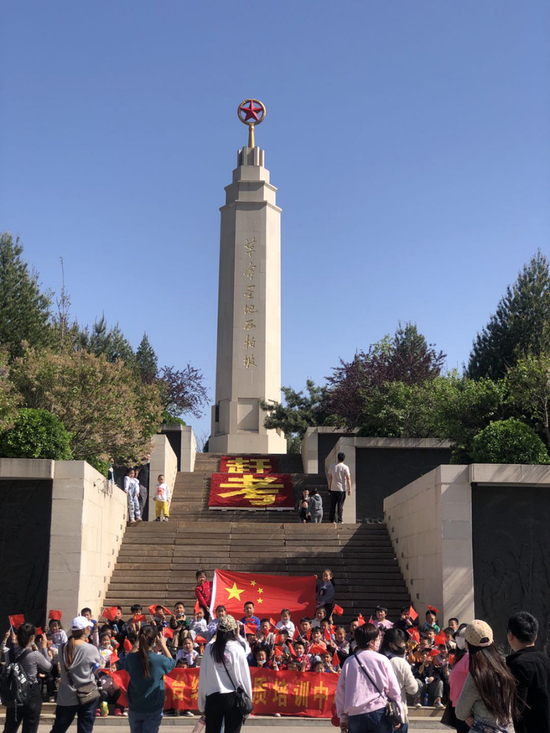  西柏坡纪念碑&nbsp; 张成杰 摄