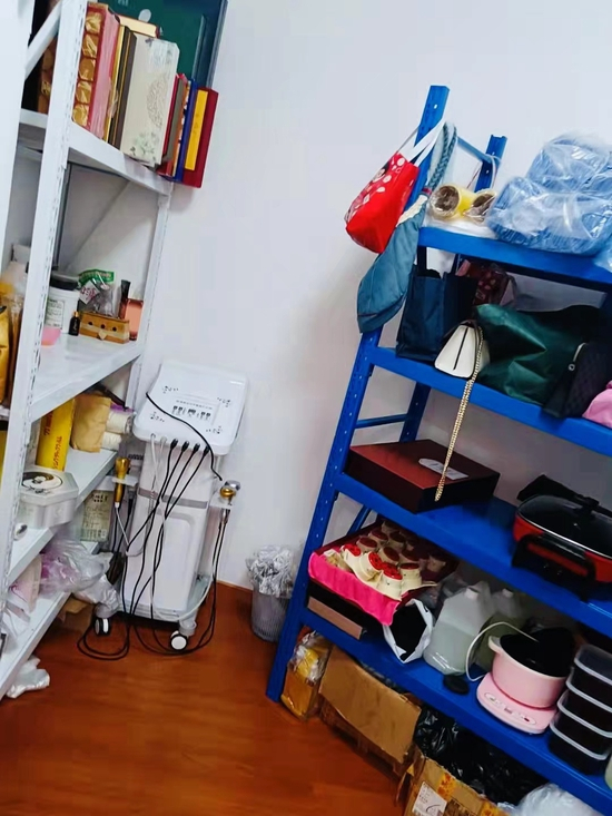 涉事养生馆内陈列的各类仪器&nbsp; 受访者 供图