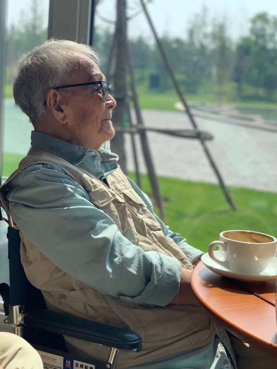 　　·2019年9月26日，周令钊参观“不忘初心·致敬新时代-庆祝新中国成立70周年艺术作品展”时中途休息。（赵寒琪/摄）