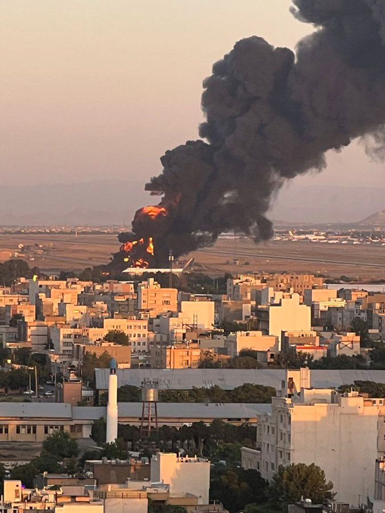  △以色列陆军电台15日发布图片称，一架飞机在伊朗马什哈德起火。