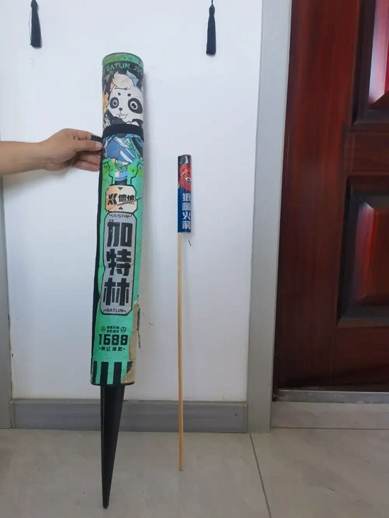 ▲刘小宇父亲购买的加特林及狼嚎。他称儿子接受调查时，向警方描述自己所放烟花均是加特林的特征。新京报记者 程亚龙 摄