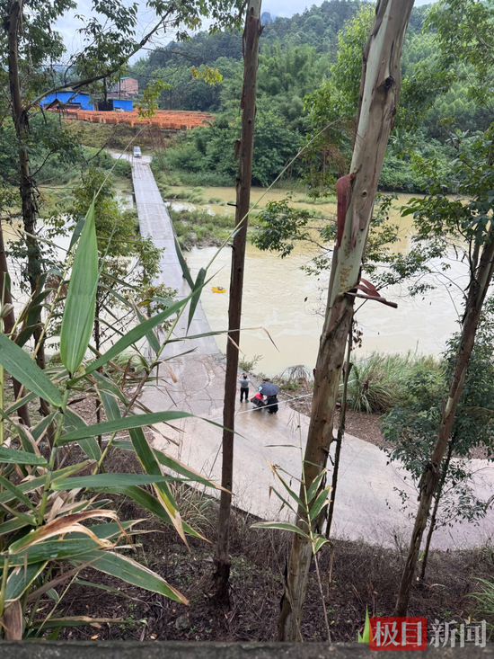 5月18日，事发漫水桥，河对岸停着曾与落水皮卡车同行的面包车 极目新闻记者 邓波 摄