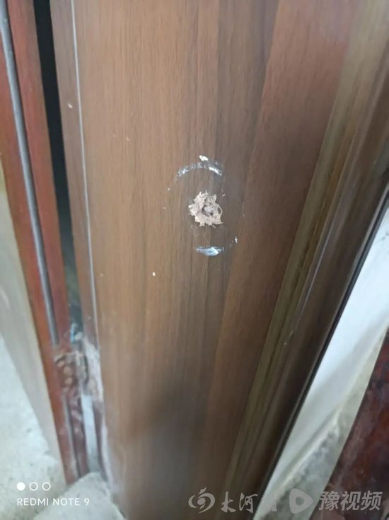 门框上留下的枪眼痕迹（受访者供图）