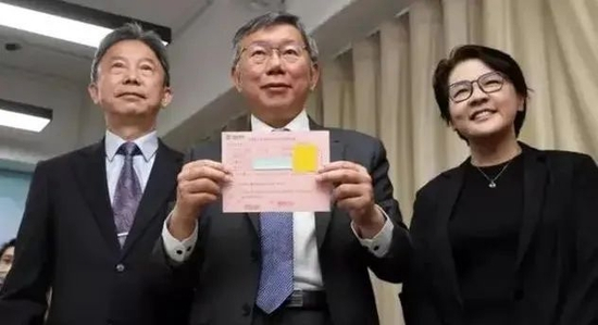 5月8日，柯文哲（中）登记参选台湾地区领导人&nbsp; 图：台湾《联合报》