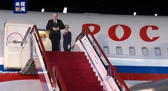  当地时间19日，俄罗斯总统普京抵达朝鲜平壤 图：央视新闻