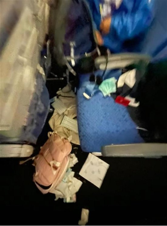  飞机上乘客物品撒了一地 （网络截图）
