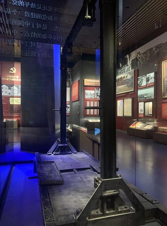 中国共产党主要创始人之一李大钊就义的绞刑架（一级文物）。中国青年网记者 宋莉 摄