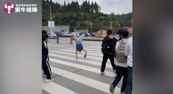 张爽在人行道上倒立行走引路人惊叹