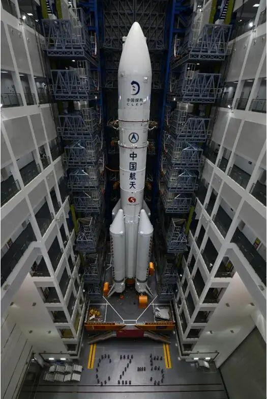 发射前合影 | 图片来源：中国航天报