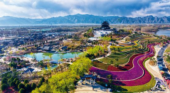 为深入贯彻落实习近平总书记对北京的重要指示精神，北京市按照城市总体规划要求，因地制宜，留白增绿，大尺度建设城市绿色生态空间，让绿色成为这座美丽城市的底色，增强了人民群众的幸福感获得感。图为北京世园会永宁阁。 北京日报社记者 潘之望/摄