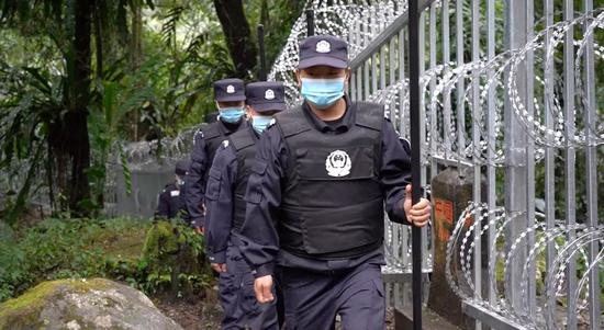  派出所民警在边境线上巡逻。新京报记者&nbsp; 徐雪飞 摄