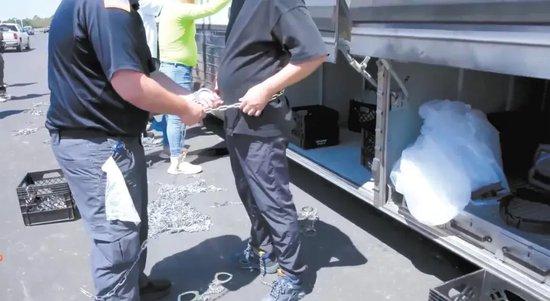 美国移民与海关执法局发布的突击搜查行动现场视频显示,一名韩企员工被戴上脚镣和腰链。