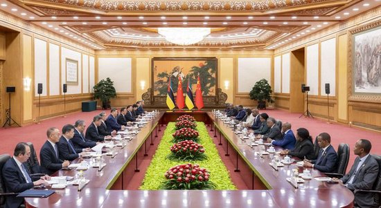 4月21日下午，国家主席习近平在北京人民大会堂同来华进行国事访问的莫桑比克总统查波举行会谈。新华社记者 翟健岚 摄