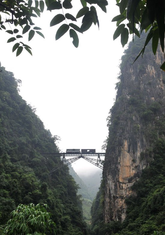  2009年6月1日，一列小火车从人字桥上通过。