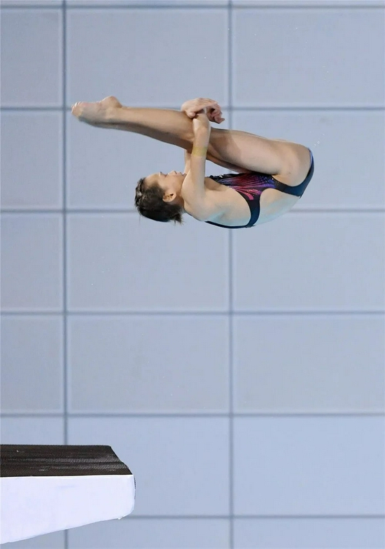 2020年10月4日，全红婵在比赛中。当日，在河北奥体中心举行的2020年全国跳水冠军赛暨东京奥运会、世界杯预选赛女子10米跳台决赛中，广东海印队选手全红婵夺得冠军。新华社记者 王晓 摄