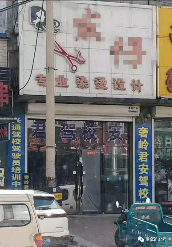 “张校长”的驾校有多个名头，与一家理发店共用门店。新京报记者 吴小飞 摄