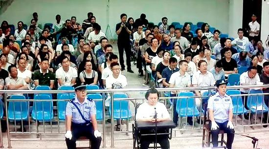 张艺：生于1992年，涉案金额40余万元，2018年获刑一年六个月。