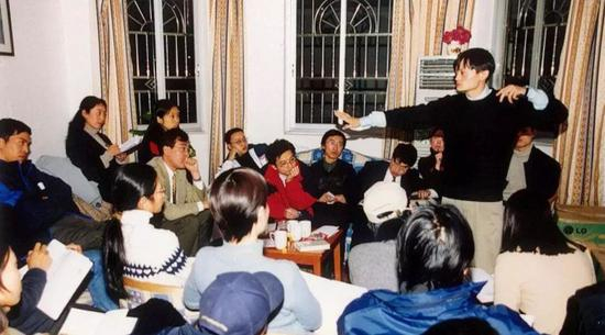 当年的马云，鼓励员工们建立电子商务帝国，用梦想，改变中国的未来；