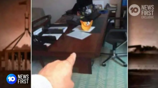 另一个视频中，一名男子在办公室里与一名男妓发生了性行为……