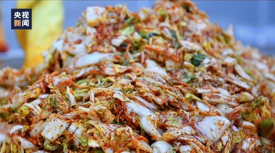 △成品泡菜一天装箱出关，一天海路运输，最快四天就能出现在韩国人的餐桌上。