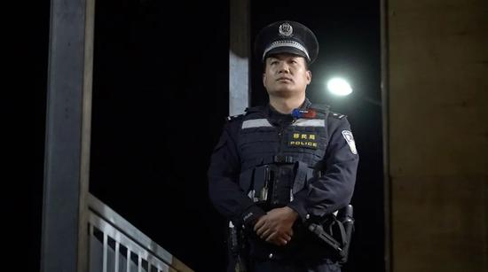 派出所民警在边境线上巡逻。新京报记者&nbsp; 徐雪飞 摄