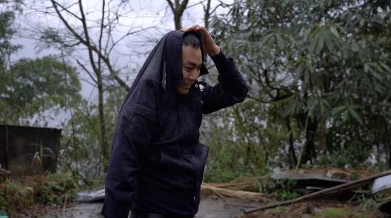  雨是当地的特色，绵长不断的雨，民警们在雨中穿行。新京报记者&nbsp; 徐雪飞 摄