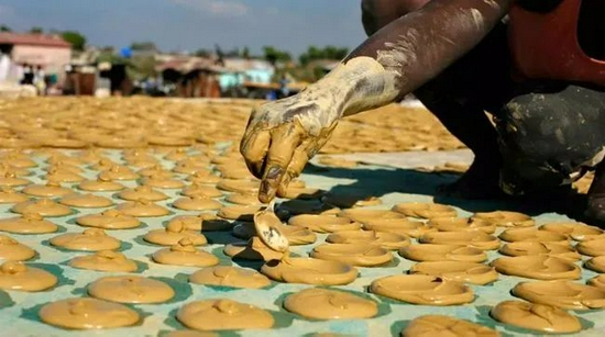 海地穷人食用的“泥饼干”