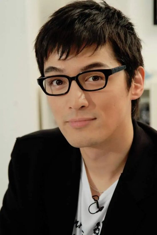 《胡歌的角色》中胡歌的图片（《名人侧影》P125）