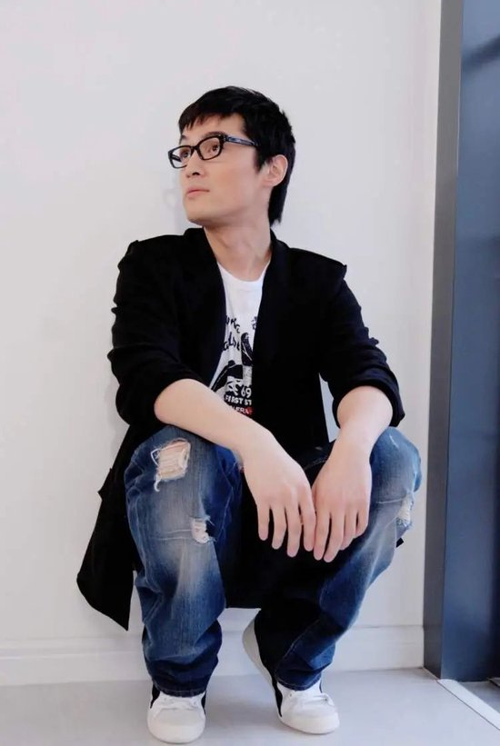 《胡歌的角色》中胡歌的图片（《名人侧影》P126）