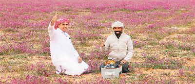 近日，在沙特阿拉伯拉夫哈，人们在薰衣草田中煮茶休闲。新华社/法新