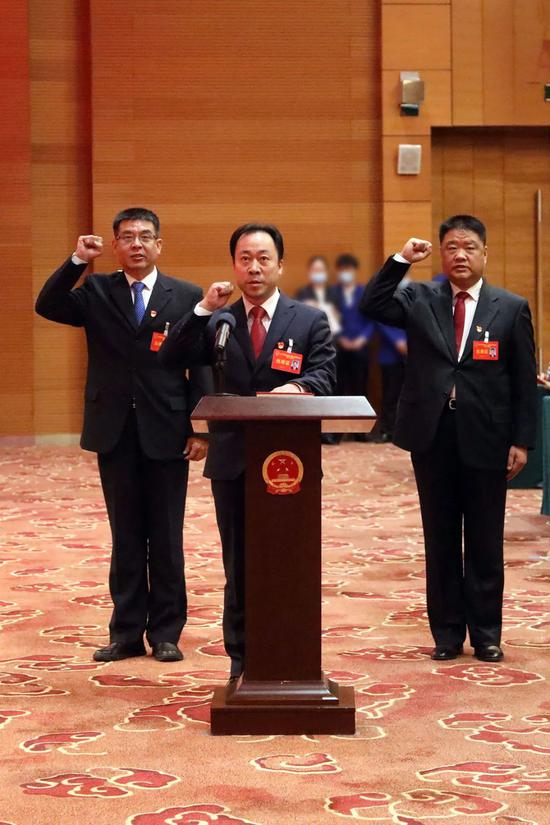  图为朱柏成（中）、张天杰（右）、周广明（左）依法进行宪法宣誓