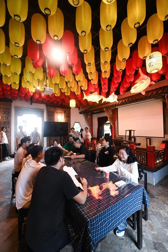  8月20日，“‘才’汇七夕·‘缘’来诸暨”青年人才七夕联谊活动在浙江省诸暨市东白湖镇举行，“十里红妆”“寻爱之旅”“彩绘纸伞”“乞巧祈福”……一个个具有传统文化韵味的游戏活动，让在场的单身青年人才沉浸式体验丰富多彩的民俗文化，交友结缘。新华社记者 徐昱 摄