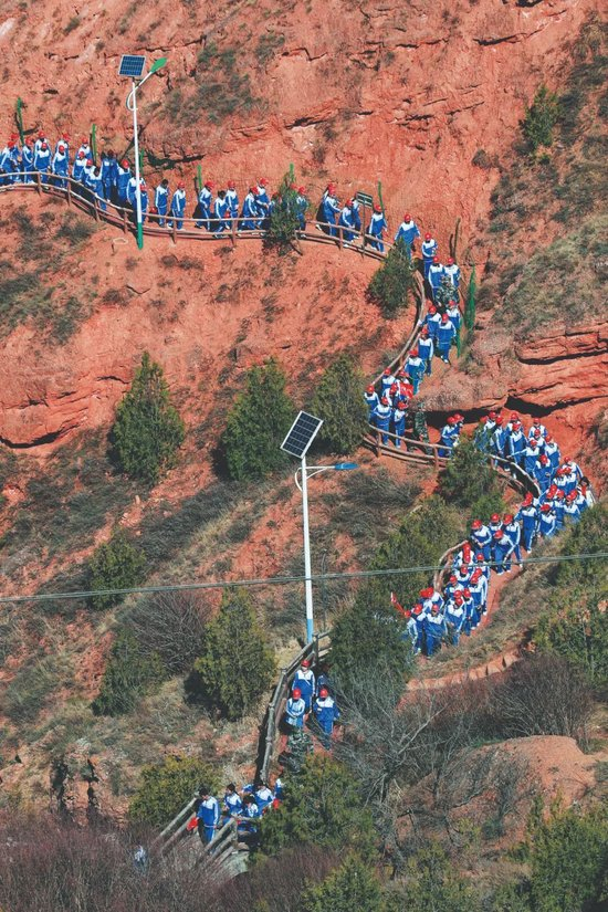 2026年3月28日，甘肃省白银市，师生代表在会宁县红军会宁会师旧址进行“重走长征路”徒步活动。图/视觉中国