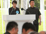 高市早苗出席冲绳战死者追悼仪式时被抗议者抨击：“她正在为战争做准备”