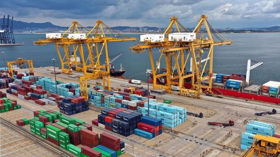 在辽宁省大连市辽宁港口集团大连港集装箱码头，货轮在装卸集装箱（2020年9月24日摄，无人机照片）。新华社记者 姚剑锋 摄