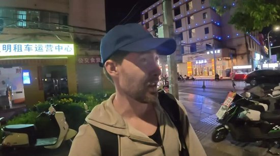  汤米在大凉山街头拍摄街景。 图片来源：汤米Sabbatical“油管”（YouTube）视频截图
