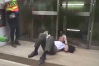 香港暴徒再次围攻老人 堵路殴打后将老人推倒在地